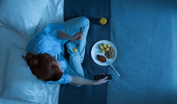 Γιατί πεινάς το βράδυ; Plus 4 βραδινά σνακ με λίγες θερμίδες