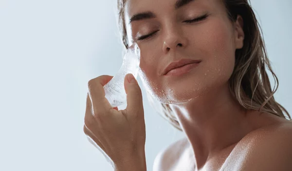 Skin Icing: Παγάκι στο πρόσωπο – Τελικά κάνει θαύματα ή είναι απλώς ένα viral trend;