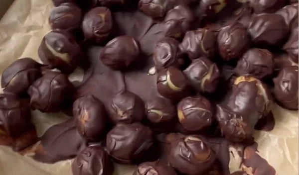 Σπιτική σοκολάτα με σταφύλια - θα χρειαστείς μόνο 2 υλικά!