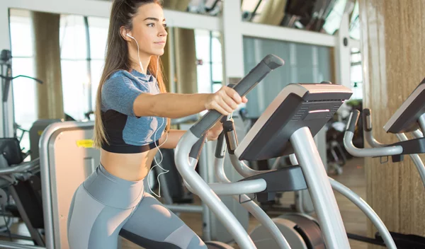 Πρόγραμμα άσκησης: Κάψε περισσότερες θερμίδες στο ελλειπτικό με λιγότερο κόπο