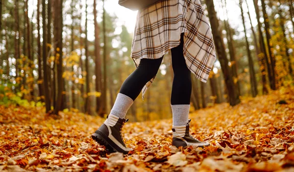 Πονάς χαμηλά στην κοιλιά όταν περπατάς; 5 πιθανοί λόγοι που εξηγούν το γιατί