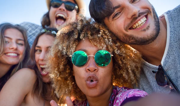 Νιώθεις ότι δεν έχεις πολλούς φίλους; Ποιος είναι ο ιδανικός αριθμός σύμφωνα με τους ειδικούς;