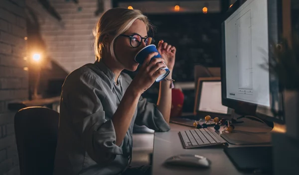 Καφές: Κάνει, τελικά, καλό να πίνεις αργά το απόγευμα;