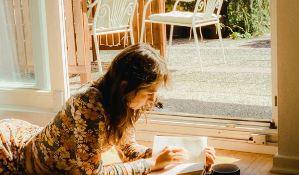 Σε έχει κουράσει η ζέστη; 3 συμβουλές για να δροσίσεις το σπίτι φυσικά σε 5'