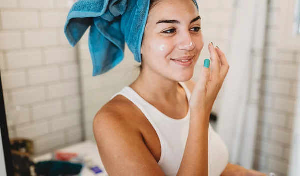 Πόροι στο πρόσωπο: 5 tips για να τους κάνεις να φαίνονται λιγότερο