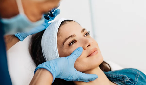 Τελικά, πόσο συχνά πρέπει να κάνουμε καθαρισμούς προσώπου; Η γνώμη των δερματολόγων