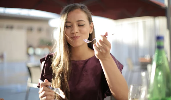 Δεν μπορώ να σταματήσω να τρώω: Γιατί νιώθουμε τόσο καλά μετά από κάθε μπουκιά;