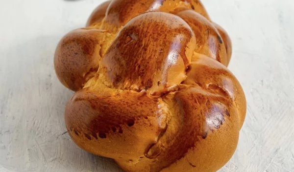 Πασχαλινά ζυμώματα: Τρεις συνταγές για τσουρέκι και κουλουράκια