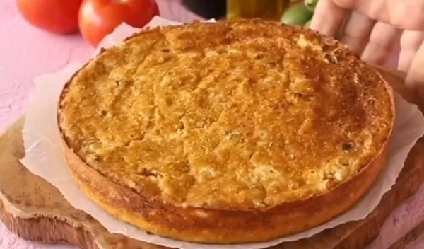 Καλοκαιρινή ντοματόπιτα για να μοσχοβολήσει το σπίτι: Με φέτα, χωρίς φύλλο