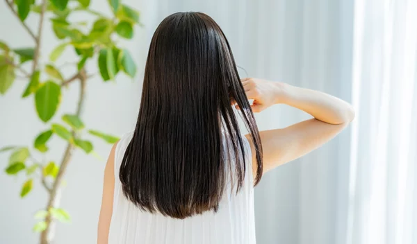 Ζιγκ-ζαγκ scalp massage: Το viral scalp massage που υπόσχεται λιγότερη τριχόπτωση