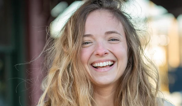 Πέντε σημάδια ότι είσαι πιο ελκυστική από όσο νομίζεις - από μια ψυχολόγο