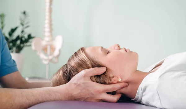 Τι είναι η χειροπρακτική και ποιοι είναι οι κίνδυνοί της;