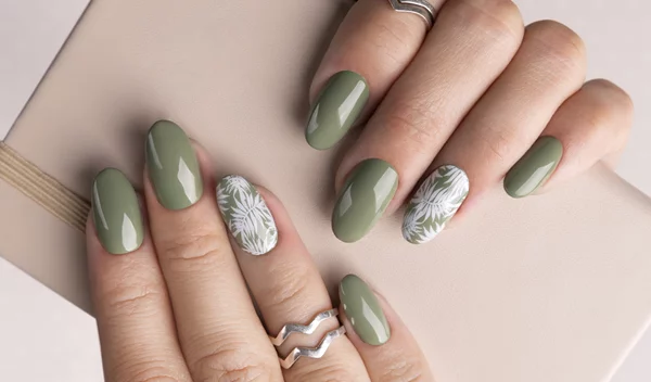 7 +1 ιδέες για μανικιούρ από τις πιο κομψές γυναίκες άνω των 50