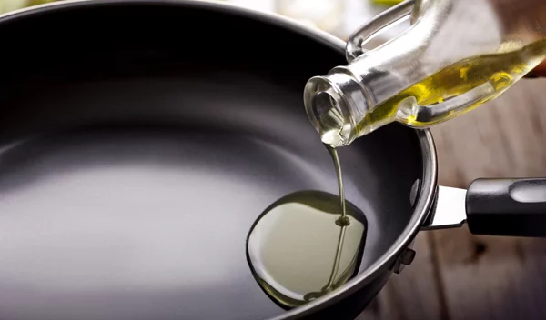Λάδι αβοκάντο vs ελαιόλαδου: Ποιο να επιλέξεις για τηγάνισμα;