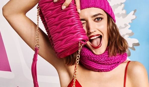 Underneath the Xmas tree: Η νέα συλλογή Carpisa μας βάζει στο πνεύμα των Χριστουγέννων