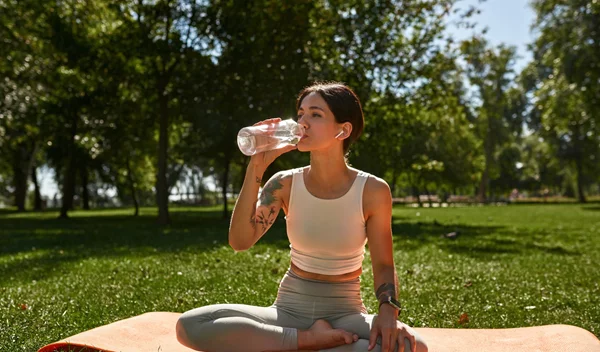 Δεν είναι το νερό η λύση στην αφυδάτωση - Τι πρέπει να κάνεις αν ιδρώνεις όλη μέρα