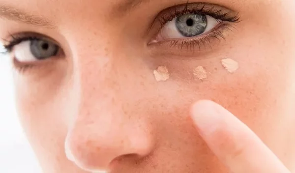 4 κοινά λάθη στην εφαρμογή concealer που καταστρέφουν το μακιγιάζ σου