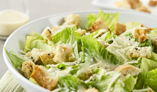 Υγιεινή σαλάτα του Καίσαρα με 38 γραμμάρια πρωτεΐνης και 500 θερμίδες