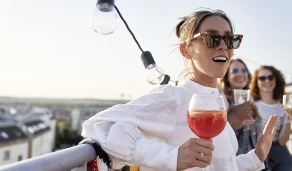 Πώς να βγαίνεις χωρίς hangover: Τα Gen Z hacks που θα σου αλλάξουν τη ζωή