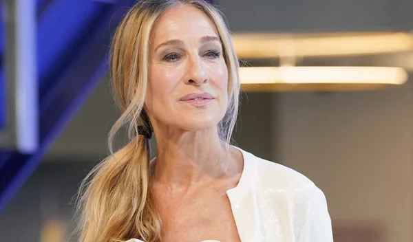 Sarah Jessica Parker: Ο αντιγηραντικός ορός με βιταμίνη C που λατρεύει είναι value for money