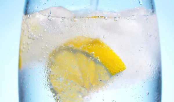 Γιατί δεν πρέπει να πίνεις παγωμένο νερό στον καύσωνα;