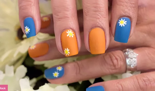 Μαργαρίτες στα νύχια το φθινόπωρο: Το nail art που κάνουν όλα τα it girls τώρα