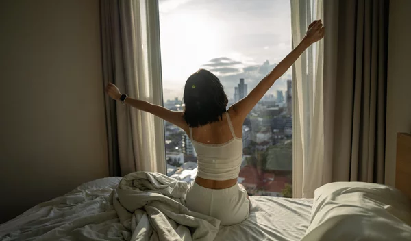 Σε δυσκολεύουν τα πρωινά ξυπνήματα; Το κόλπο για άμεση ενέργεια