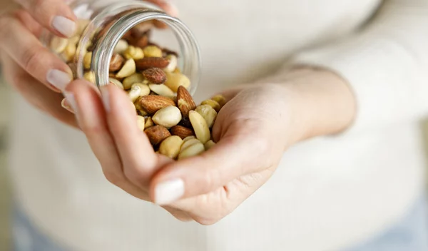 3 παρενέργειες όταν τρως πολλούς ξηρούς καρπούς