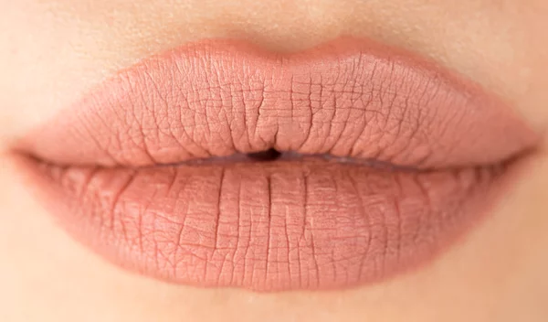 Πώς να κάνεις το overlining να φαίνεται πολύ φυσικό στα χείλη σου