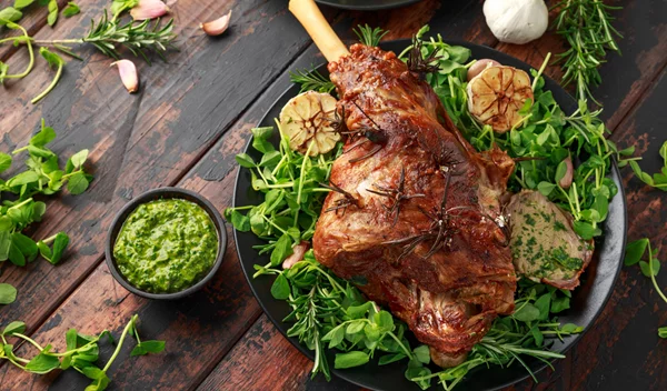 Συνταγή για αρνάκι σιγοψημένο με τζίντζερ και τσάτνι μέντας