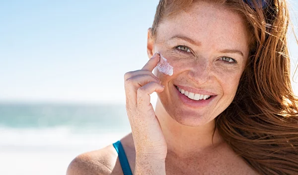 Οι 7 πιο συχνές ερωτήσεις για τα αντηλιακά παίρνουν -επιτέλους- απάντηση