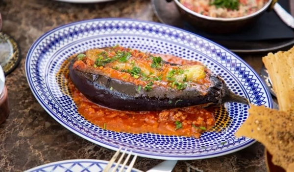 Μελιτζάνες στον φούρνο με σάλτσα και φέτα- Το απόλυτο καλοκαιρινό γεύμα