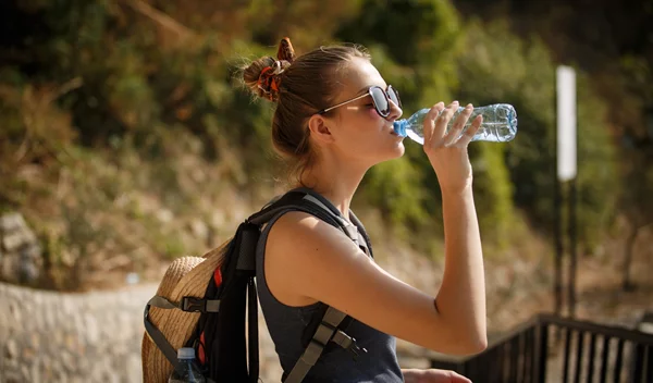 Σταμάτα να πίνεις ζεστό νερό - Διατρέχεις αυτούς τους 4 κινδύνους