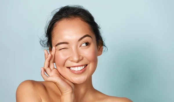 7 έξυπνες κινήσεις που βοηθούν θεαματικά στη μείωση των ρυτίδων