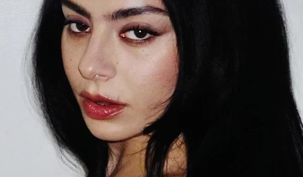 Τι είναι το Brat Girl Summer trend για το οποίο μιλάνε όλοι;