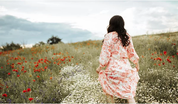 Το print που μας συντροφεύει τώρα μυρίζει άνοιξη | Εντυπωσιακό, χαρούμενο, θηλυκό