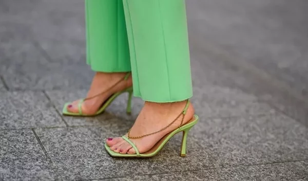 7 χρώματα πεντικιούρ που ταιριάζουν με τα πάντα