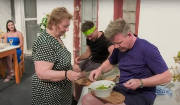 Ελληνίδα γιαγιά δοκιμάζει συνταγή του Γκόρντον Ράμσεϊ και δεν ενθουσιάζεται καθόλου