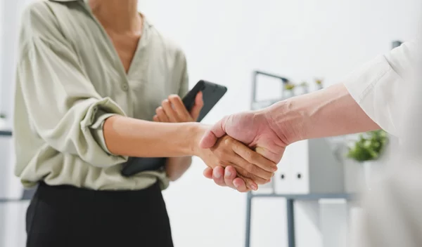 8 ερωτήσεις που πρέπει να κάνεις στον εαυτό σου πριν δεχτείς μια δουλειά