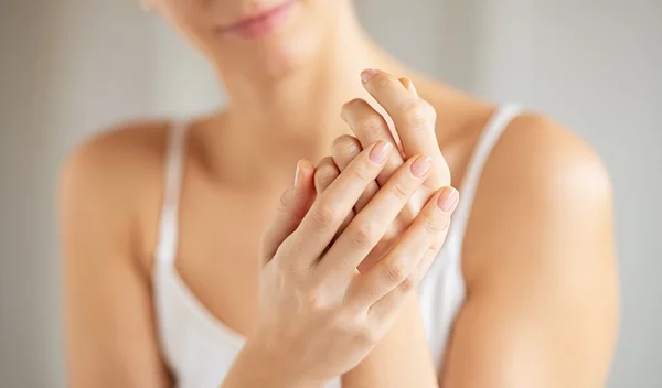 Πρησμένα δάχτυλα από ζέστη; 5 αποτελεσματικοί τρόποι για να ανακουφιστείς άμεσα!