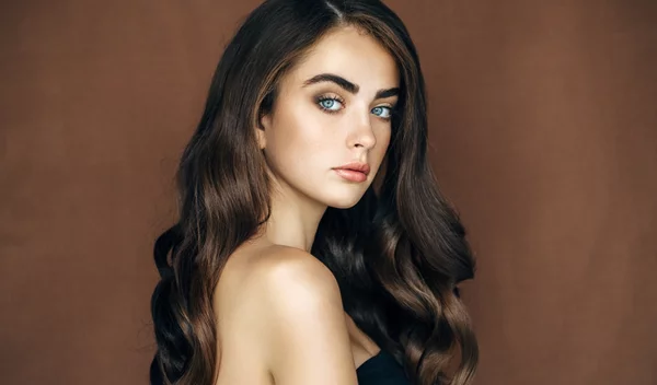 Hair Oiling: Τα do's & don'ts της τεχνικής που θα σου χαρίσει λεία, μεταξένια μαλλιά