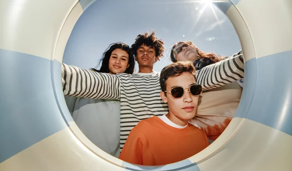 Πότε τελειώνει η νιότη; Η (αναπάντεχη) ηλικία που η Gen Z θεωρεί... "γερασμένη"!