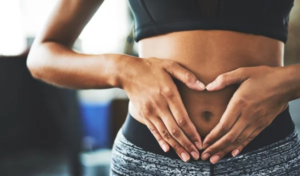 Φούσκωμα στο στομάχι και αέρια: Οι λύσεις μέσα από τη διατροφή