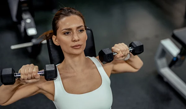 Λίγα βάρη και πολλές επαναλήψεις: Χτίζεις τελικά μυς με αυτόν τον τρόπο ή όχι;