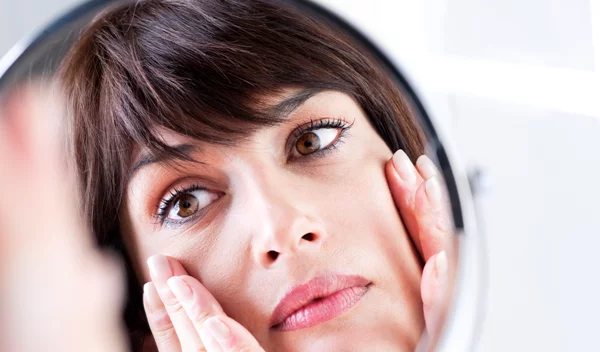 Εμμηνόπαυση και δέρμα: Να τι θα βοηθήσει την επιδερμίδα σου