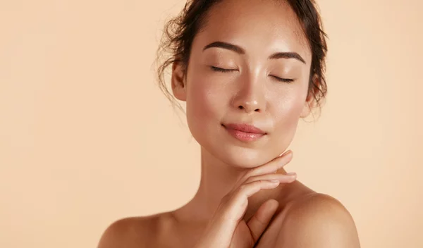 Όλο και πιο πολλοί αναζητούν θεραπεία για το διπλοσάγονο