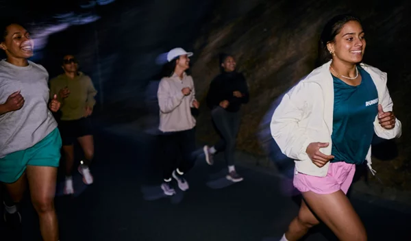 Τρέχουν αντί να βγαίνουν: Γιατί οι νέοι λένε "όχι" στα ποτά και "ναι" στο τρέξιμο