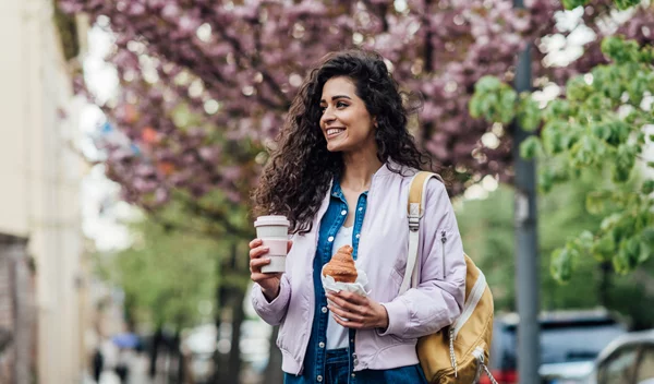 Παραγγέλνεις το πρωινό σου από έξω; Πώς θα κάνεις υγιεινότερες fast food επιλογές