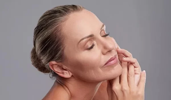 Κηλίδες, δυσχρωμίες, σημάδια: Το συστατικό που τα αντιμετωπίζει άμεσα κι αποτελεσματικά