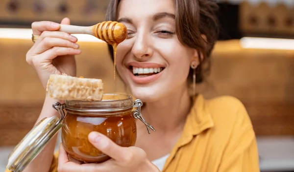 Μέλι στα μαλλιά και στην επιδερμίδα (μάθαμε συνταγή ακόμα και για ραγάδες)